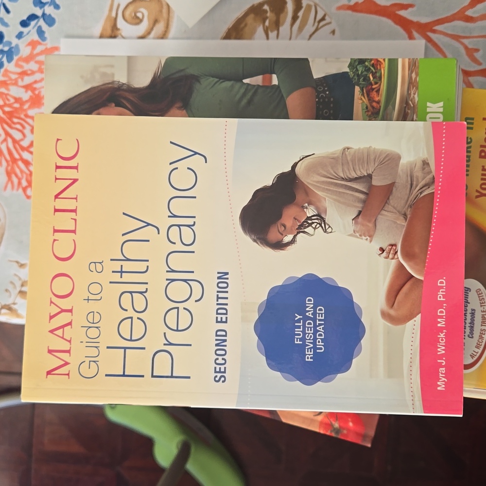 NWOT Mayo Clinic Pregnancy Book